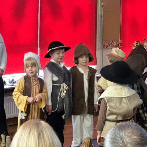 Chłopcy - pastuszkowie w czasie występu w jasełkach