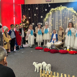 Dzieci w czasie występu w jasełkach "Betlejemscy wędrownicy"
