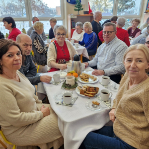 Babcie i dziadkowie w czasie poczęstunku