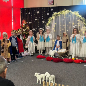 Dzieci w czasie śpiewu pastorałki "Wigilia"
