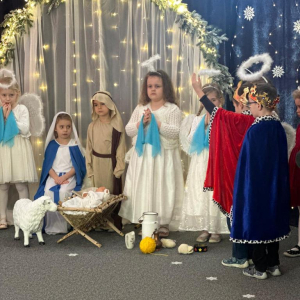 Chłopiec w roli Króla wskazuje na niebo