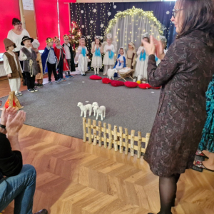 Pani Dyrektor dziękuje dzieciom za występ artystyczny z okazji "Święta Babci i Dziadka"