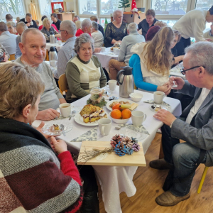 Babcie i dziadkowie w czasie poczęstunku