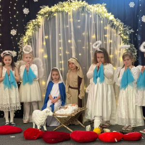 Dzieci w czasie występu w jasełkach "Betlejemscy wędrownicy"