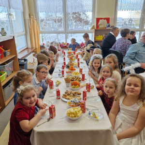 Dzieci w czasie poczęstunku