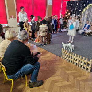 Chłopcy - pastuszkowie w czasie występu w jasełkach