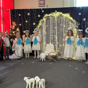 Dzieci (aniołki i Trzej Królowie) na tle dekoracji świątecznej