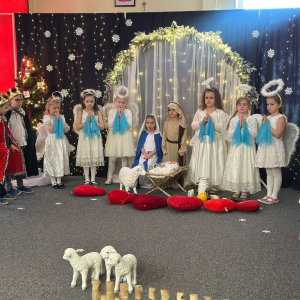 Dzieci w czasie występu w jasełkach "Betlejemscy wędrownicy"
