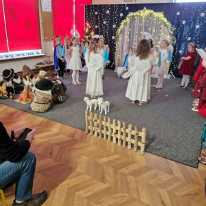 Dziewczynki w czasie występu - przedstawiają układ ruchowy  do pastorałki "Rozśpiewały się obłoki"