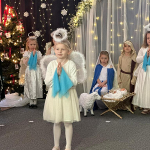 Dziewczynka w roli aniołka w czasie występu