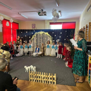 Dzieci w czasie występu w jasełkach "Betlejemscy wędrownicy"