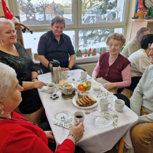 Babcie i dziadkowie w czasie poczęstunku