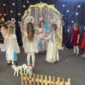 Dziewczynki w czasie występu - przedstawiają układ ruchowy  do pastorałki "Rozśpiewały się obłoki"