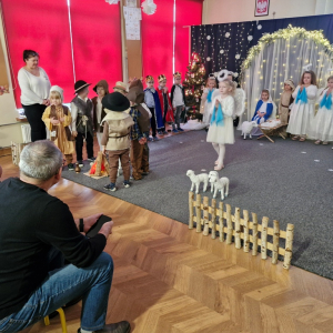 Dzieci-pastuszkowie i aniołek w czasie odgrywania swoich ról w jasełkach