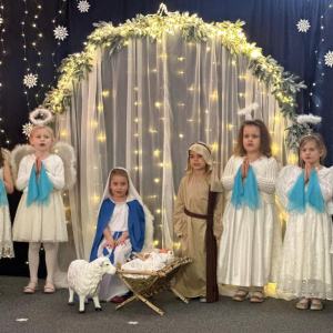 Dzieci - aniołki, Maryja i Józef w czasie recytacji tekstu "Dawno, dawno temu..."