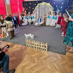 Dzieci w czasie śpiewu kolędy "Przybieżeli do Betlejem"