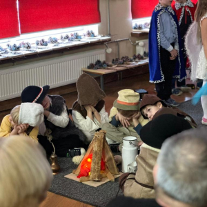 Chłopcy - pastuszkowie śpią przy ognisku