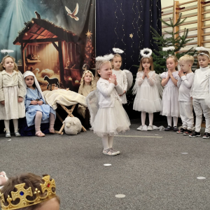 dziewczynka recytująca wiersz