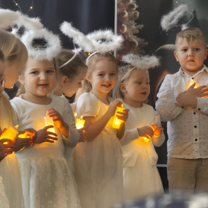 dzieci z lampionami podczas śpiewania piosenki