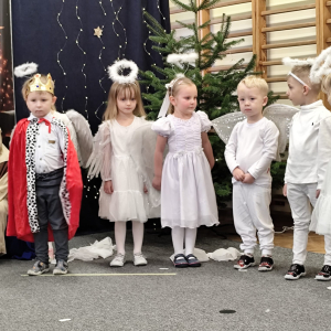 dzieci w trakcie występu