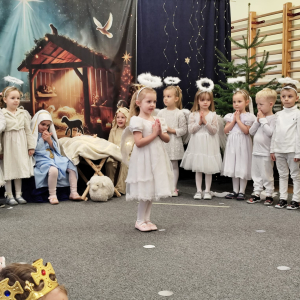 dziewczynka recytująca wiersz