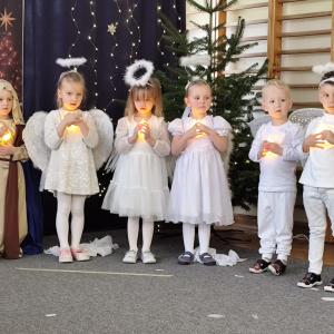 dzieci z lampionami podczas śpiewania piosenki