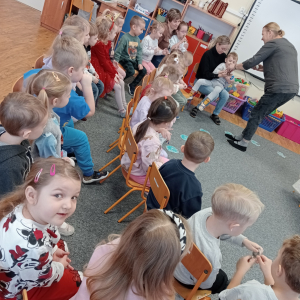 dzieci podające sobie dzwoneczki