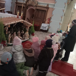 dzieci  w kościele przy stajence