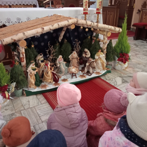 dzieci  w kościele przy stajence