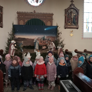 dzieci  w kościele przy stajence