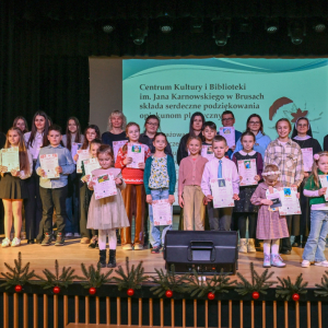 Laureaci pozują do zdjęcia