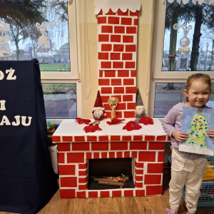 Dziewczynka prezentuje swoją pracą konkursową