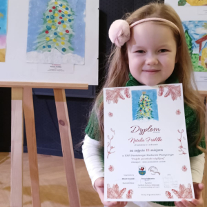 Dziewczynka z dyplomem