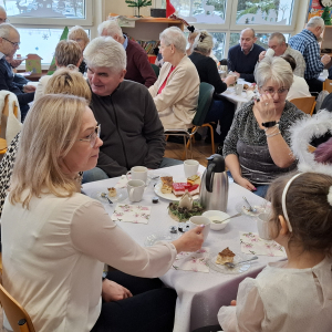 Dziadkowie podczas poczęstunku