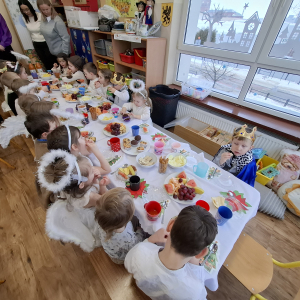 Dzieci spożywają smakołyki