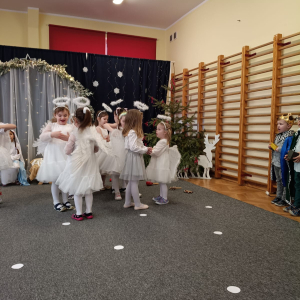 Dziewczynki w tańcu aniołków