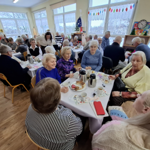 Dziadkowie podczas poczęstunku