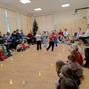 Dziewczynki w tańcu