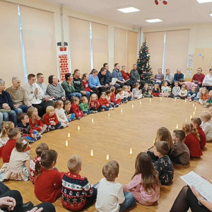 Dzieci i dorośli śpiewają kolędy