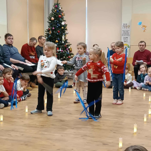 Dziewczynki w tańcu