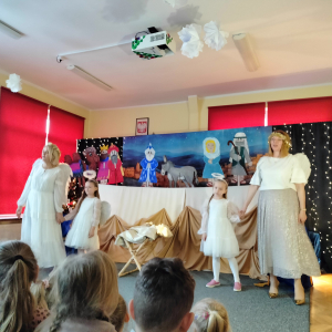 Dzieci oglądające przedstawienie.