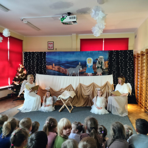 Dzieci oglądające przedstawienie.