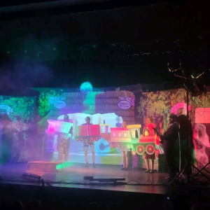 Aktorzy przedstawiający teatrzyk "Lokomtywa"