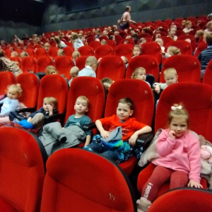 Dzieci podczas oczekiwania na tatrzyk.