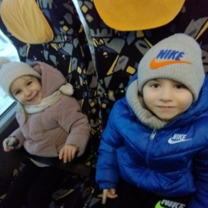 Dzieci podczas podróży autokarem na przedstawienie teatralne do ChCK.