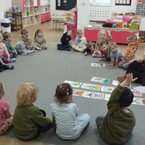 Dzieci zapoznają się z zasadami bezpiecznych ferii zimowych oraz zimowymi zawodami.