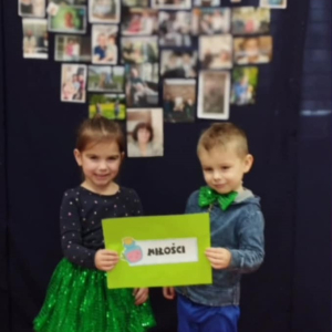 Dzieci podczas nagrywania video i foto relacji dla dziadków.