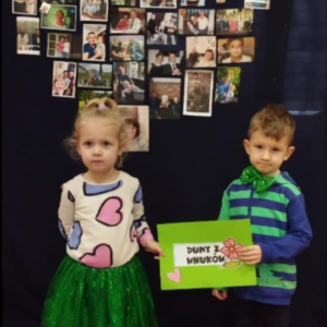 Dzieci podczas nagrywania video i foto relacji dla dziadków.