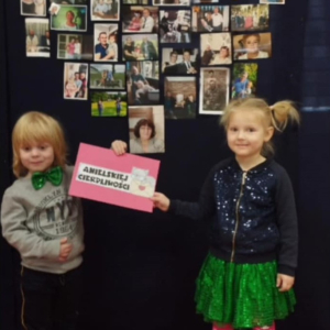 Dzieci podczas nagrywania video i foto relacji dla dziadków.