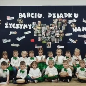 Dzieci podczas nagrywania video i foto relacji dla dziadków.